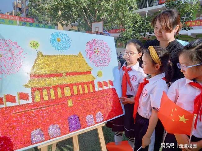 姐姐离了几次婚前几天他发朋友圈又说什么婚姻不适合，还不如一个人现在去看他床上有个人，怎么回事？游戏画面